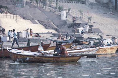 Varanasi, Uttar Pradesh, Hindistan - 7 Temmuz 2018: ritüel banyo nehre Ganga sabahın erken saatlerinde kimliği belirsiz hacılar 