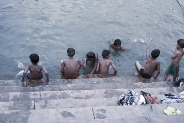 Varanasi, Uttar Pradesh, Hindistan - 7 Temmuz 2018: yüzme ve su kutsal Ganj Nehri, ritüel performans hacılar