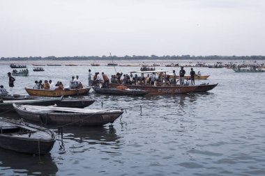 Varanasi, Uttar Pradesh, Hindistan - 7 Temmuz 2018: yüzme ve su kutsal Ganj Nehri, ritüel performans hacılar