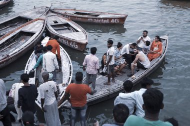 Varanasi, Uttar Pradesh, Hindistan - 7 Temmuz 2018: yüzme ve su kutsal Ganj Nehri, ritüel performans hacılar
