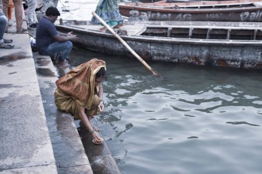 Varanasi, Uttar Pradesh, Hindistan - 7 Temmuz 2018: yüzme ve su kutsal Ganj Nehri, ritüel performans hacılar