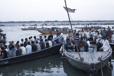 Varanasi, Uttar Pradesh, Hindistan - 7 Temmuz 2018: yüzme ve su kutsal Ganj Nehri, ritüel performans hacılar