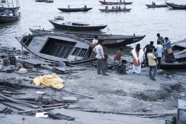 Varanasi, Uttar Pradesh, Hindistan - 7 Temmuz 2018: yüzme ve su kutsal Ganj Nehri, ritüel performans hacılar