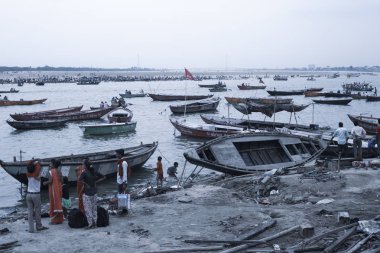 Varanasi, Uttar Pradesh, Hindistan - 10 Temmuz 2018: Kutsal ghats Varanasi yakınındaki Ganj Nehri kıyısında ahşap eski tekne palamarla