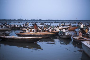 Varanasi, Uttar Pradesh, Hindistan - 10 Temmuz 2018: Kutsal ghats Varanasi yakınındaki Ganj Nehri kıyısında ahşap eski tekne palamarla