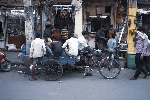 New Delhi Indie Lipca 2018 Widok Zatłoczonej Ulicy Riksze Motocykle — Zdjęcie stockowe