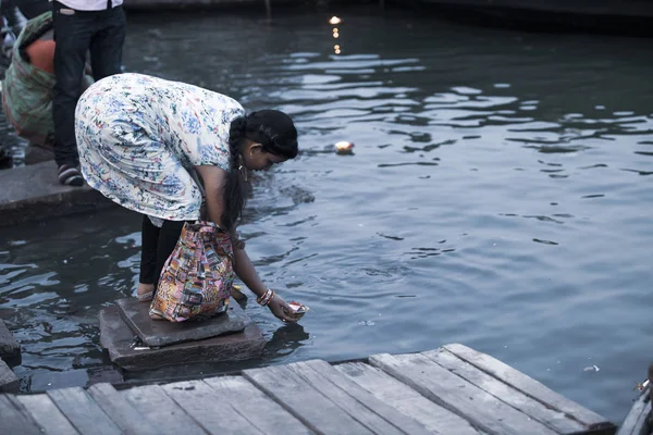 Varanasi Uttar Pradesh India Juli 2018 Pelgrims Baden Uitvoeren Van — Stockfoto