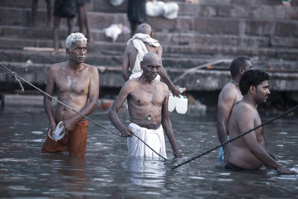 Varanasi Uttar Pradesh Índia Julho 2018 Peregrinos Que Tomam Banho — Fotografia de Stock