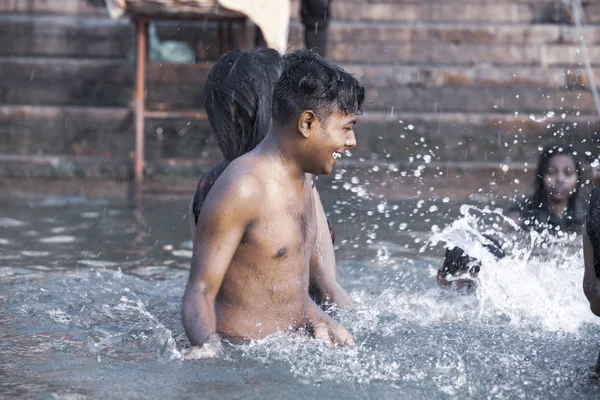 Varanasi Uttar Pradesh India 2018 Július Fürdés Végez Rituális Szent — Stock Fotó