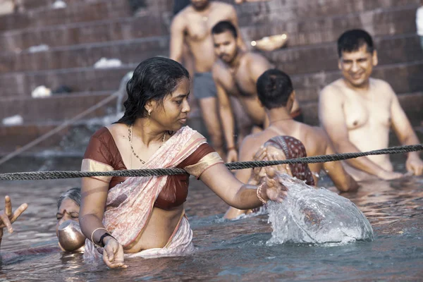 Varanasi Uttar Pradesh Indie Července 2018 Neznámé Poutníky Rituální Koupel — Stock fotografie
