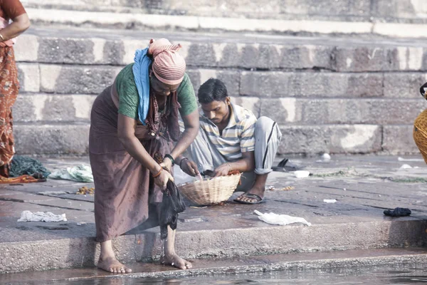 Varanasi Uttar Pradesh India Julio 2018 Peregrinos Identificados Tomando Baño — Foto de Stock