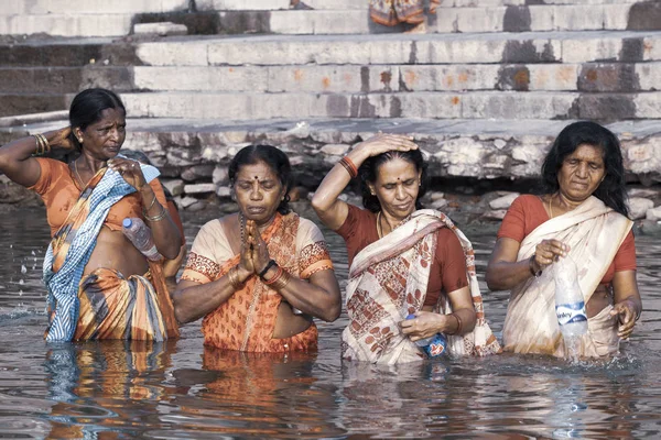 Varanasi Uttar Pradesh India Julio 2018 Peregrinos Identificados Tomando Baño — Foto de Stock