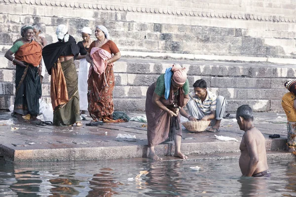 Varanasi Uttar Pradesh Indie Července 2018 Neznámé Poutníky Rituální Koupel — Stock fotografie