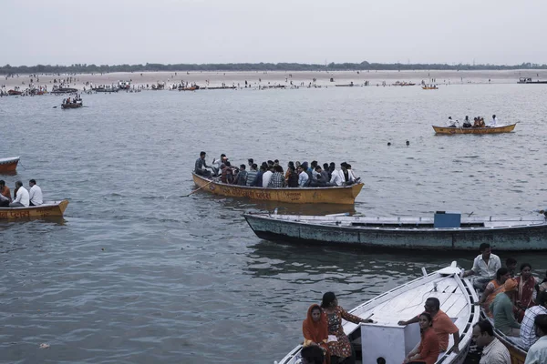 Varanasi Uttar Pradesh India Julio 2018 Peregrinos Bañándose Realizando Rituales — Foto de Stock