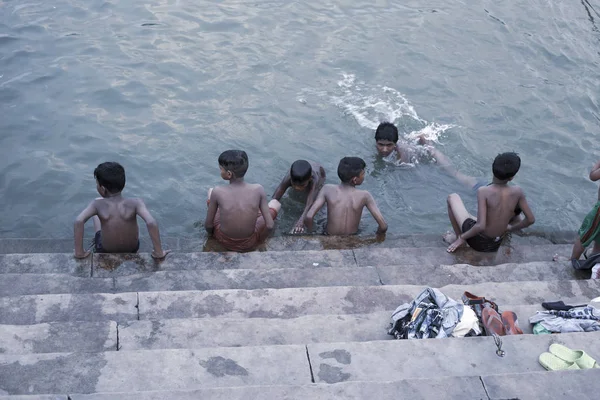 Varanasi Uttar Pradesh Indie Lipca 2018 Pielgrzymów Kąpieliskach Wykonywania Rytuału — Zdjęcie stockowe
