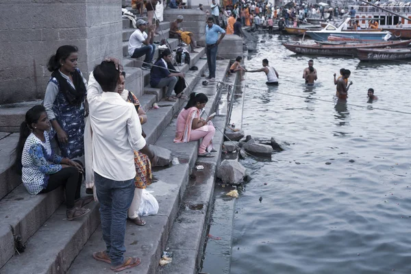 Varanasi Uttar Pradesh India Julio 2018 Peregrinos Bañándose Realizando Rituales — Foto de Stock