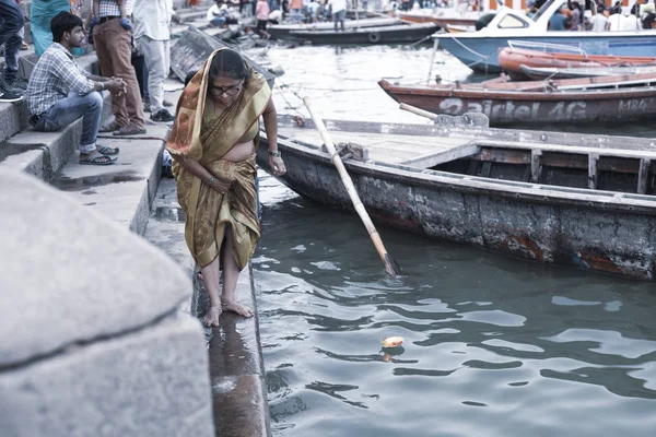Varanasi Uttar Pradesh India Julio 2018 Peregrinos Bañándose Realizando Rituales — Foto de Stock