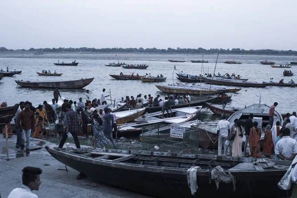 Varanasi Uttar Pradesh India Июля 2018 Года Паломники Купаются Проводят — стоковое фото