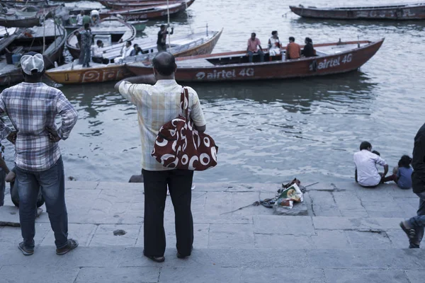 Varanasi Uttar Pradesh Indie Července 2018 Poutníci Koupání Provádění Rituálu — Stock fotografie