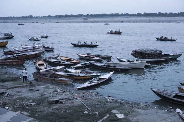 Varanasi Uttar Pradesh India Luglio 2018 Vecchie Barche Legno Ormeggiate — Foto Stock