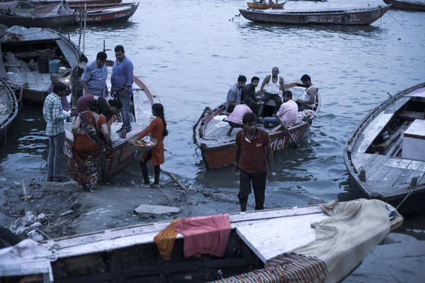 Varanasi Uttar Pradesh Índia Julho 2018 Velhos Barcos Madeira Ancorados — Fotografia de Stock