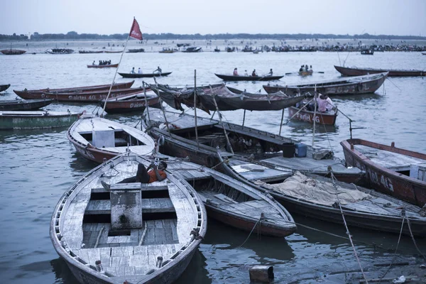 Varanasi Uttar Pradesh India Luglio 2018 Vecchie Barche Legno Ormeggiate — Foto Stock