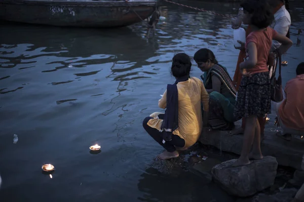 Varanasi Uttar Pradesh India July 2018 Pilgrims Bathing Performing Ritual — Stock Photo, Image