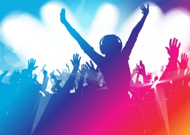 Genç mutlu insanlar kulüpte dans ediyor.