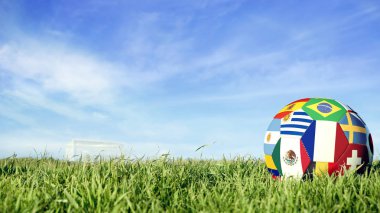 Rus spor olay grupları uluslararası ülke bayrağı futbol topu. Gerçekçi futbol mavi gökyüzü arka plan üzerinde kale direği sahada. Fransa, Meksika, Brezilya ve daha fazlasını içerir.