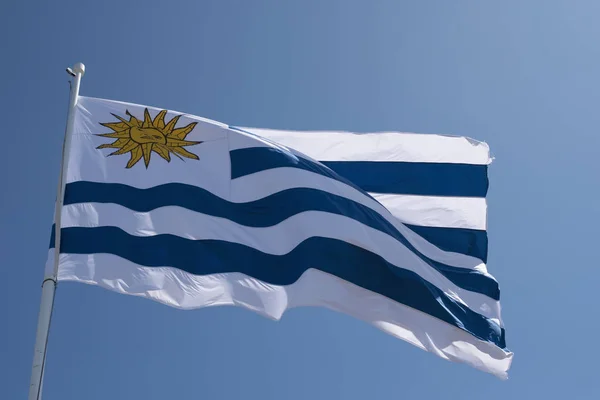 Uruguayansk Flagga Vajande Vinden Blå Himmel Bakgrund Uruguay Land Flaggstång — Stockfoto