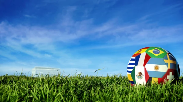 足球以国际国旗俄国体育事件小组 现实橄榄球在目标岗位领域在蓝色天空背景 包括阿根廷 墨西哥等 — 图库照片