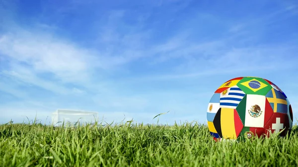 ロシアのスポーツ イベント グループの各国国旗とサッカー ボール 青い空を背景にゴール ポスト フィールドに現実的なサッカー メキシコ アルゼンチン ブラジルなど — ストック写真