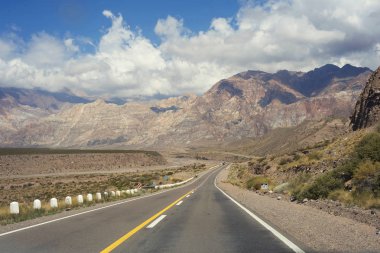 Boş yol ile dağ doğa manzarası. Arjantin, Güney Amerika'nın güzel çöl hill sahne seyahat etmek turizm.
