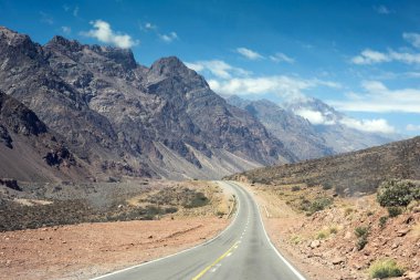 Boş yol ile dağ doğa manzarası. Arjantin, Güney Amerika'nın güzel çöl hill sahne macera backpacking yaz.