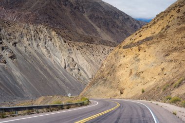 Dağ çöl manzarası kayalık tepeler ve Arjantin, Güney Amerika yalnız yol sürüş araba ile.