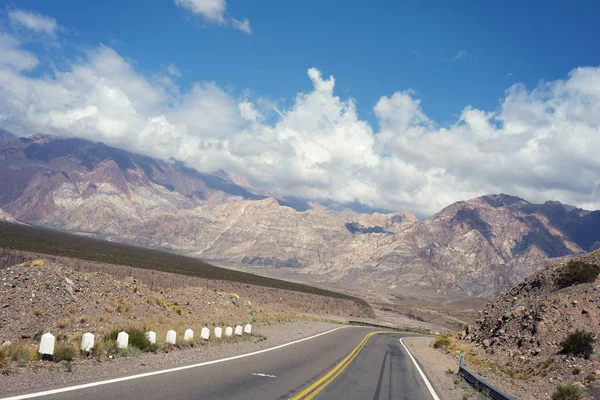 山自然风景以空的路和蓝天背景 探险旅行在洛杉斯山脉阿根廷美丽的沙漠山风景南美洲 — 图库照片