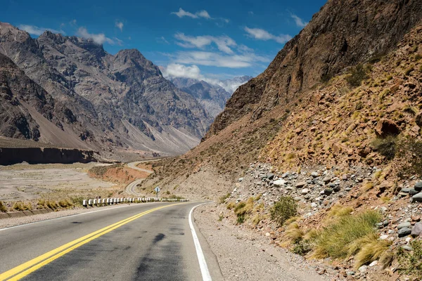 Boş yol ile dağ doğa manzarası. Arjantin, Güney Amerika'nın güzel çöl hill sahne macera backpacking yaz.
