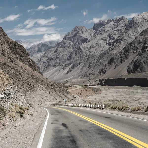 Dağ çöl manzarası kayalık tepeler ve boş yol ile. Yaz seyahat turizm Arjantin, Güney Amerika hedef sahne.