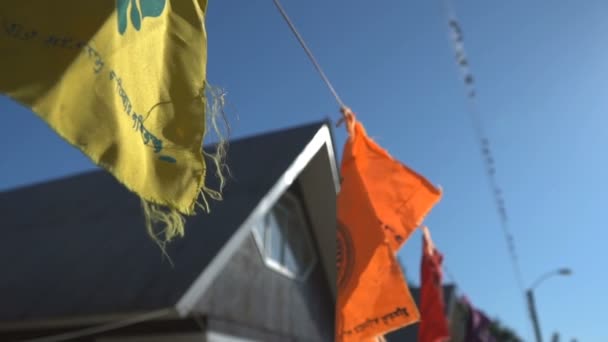 Coloridas Banderas Indias Cielo Campamento Verano Yoga — Vídeo de stock