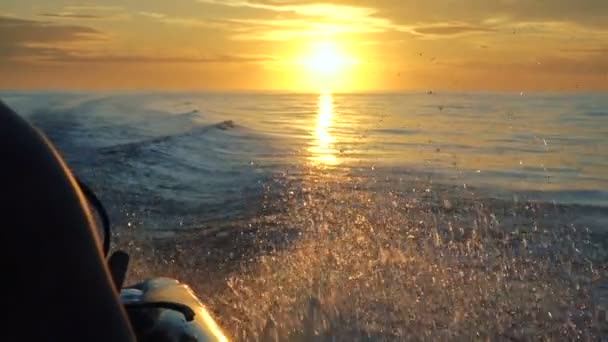 Barco Navegando Costa Praia Verão Nascer Sol — Vídeo de Stock