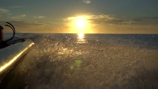 Båten Seglar Blått Vatten Beach Kusten Vid Soluppgången — Stockvideo