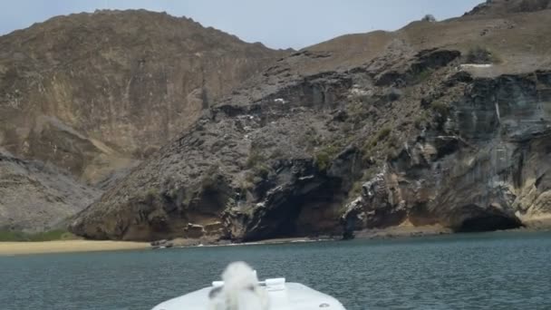 ビーチの海岸 平和島休暇風景シーン海岩と青い海の水にセーリング ボート搭載カメラ ショット — ストック動画