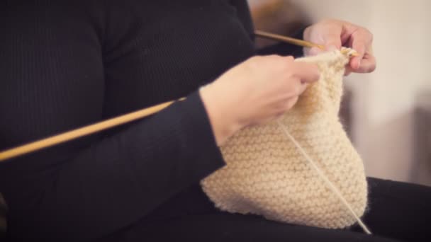 Mani Donna Che Lavorano Maglia Vicino Fuoco Invernale Casa Relax — Video Stock