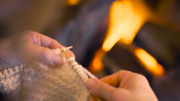 Närbild Kvinna Händer Stickning Brasan Varm Vinter Scen Över Axeln — Stockvideo