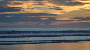 Plaj sahil manzara mavi su ile gün batımında