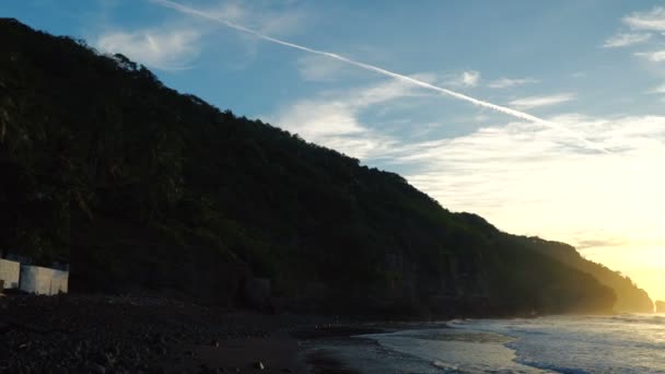 Beach Kusten Landskap Vid Soluppgång Tid Med Avkopplande Vågor Kraschar — Stockvideo