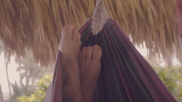 Pov Tiro Homem Desfrutando Férias Verão Costa Mar Imagens Relaxado — Vídeo de Stock