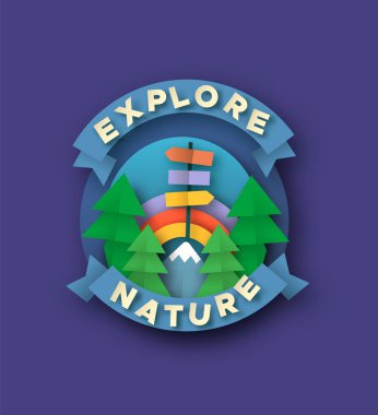 Doğa alıntı etiketini 3 boyutlu kağıt kesiği tarzında keşfedin. Kağıt kesimi çam ağacı, dağ ve gökkuşağı gökyüzü ile açık hava gezisi illüstrasyonu. Renkli çocuklar yaz kampı ya da tatil macerası konsepti.