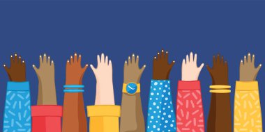 Tecrit edilmiş arka planda farklı gençler el kaldırıyor. Toplum konsepti veya sosyal etkinlik için kolları havada renkli bir genç grup..