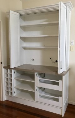 Geniş mutfak yenileme yeni taş tezgah başında, beyaz dolapları ve beyaz alt yolu döşemeleri ahşap döşemeler - görüntü ile 